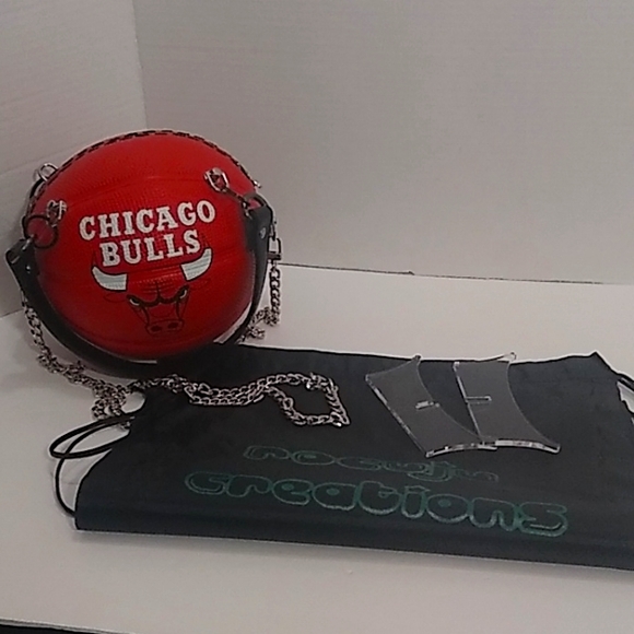 NWT LIMITED EDITION HANDMADE CHICAGO BULLS SMALL BASKETBALL PURSE 🏀 - Picture 4 of 17